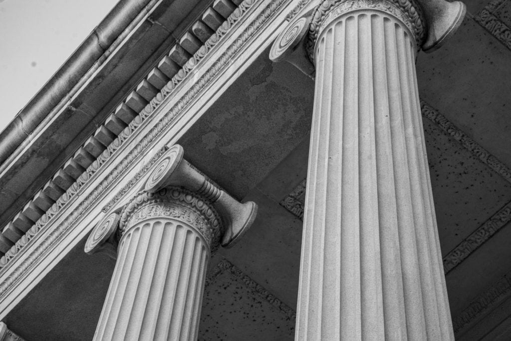 Colonnes classiques en pierre d'une façade de bâtiment historique.
